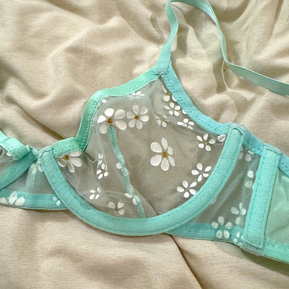 Fenty Savage daisy lingerie set - bra garter knee socks